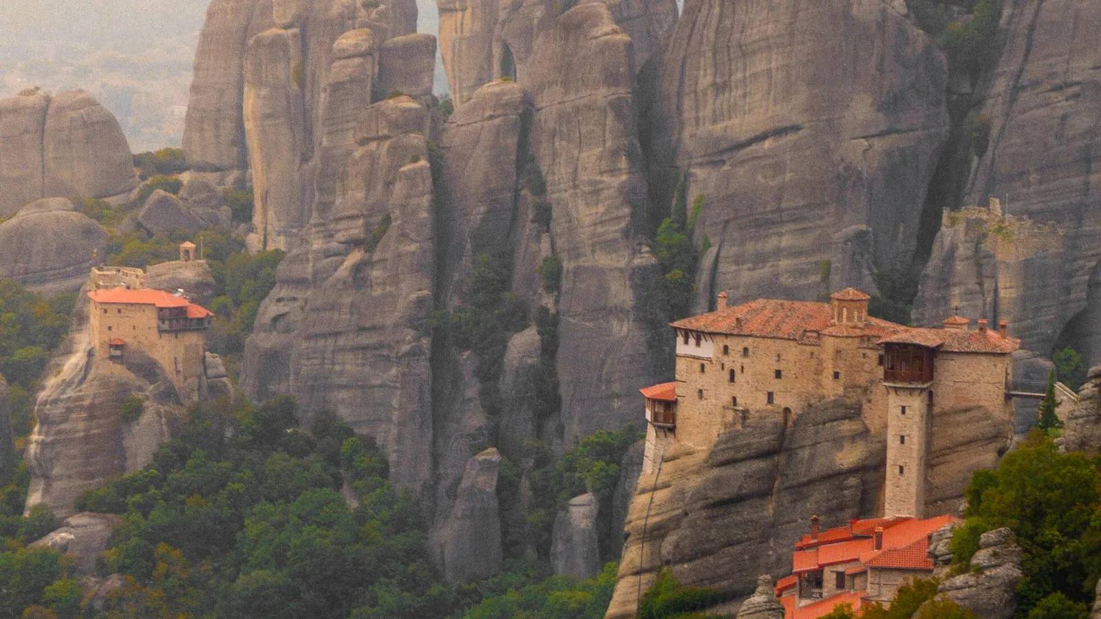 Das Kloster Roussanou umgeben von den berühmten Felsnadeln von Meteora